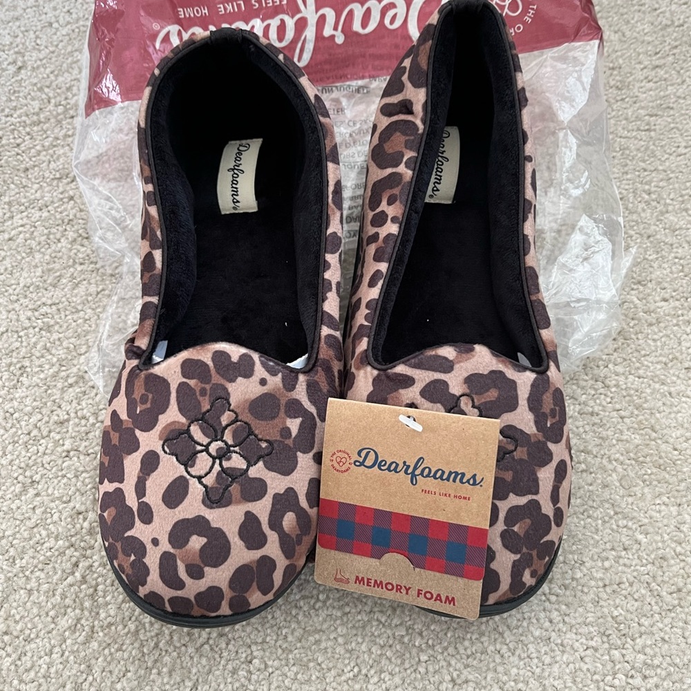 Dearfoam leopard slippers.  Size 7/8 NWT